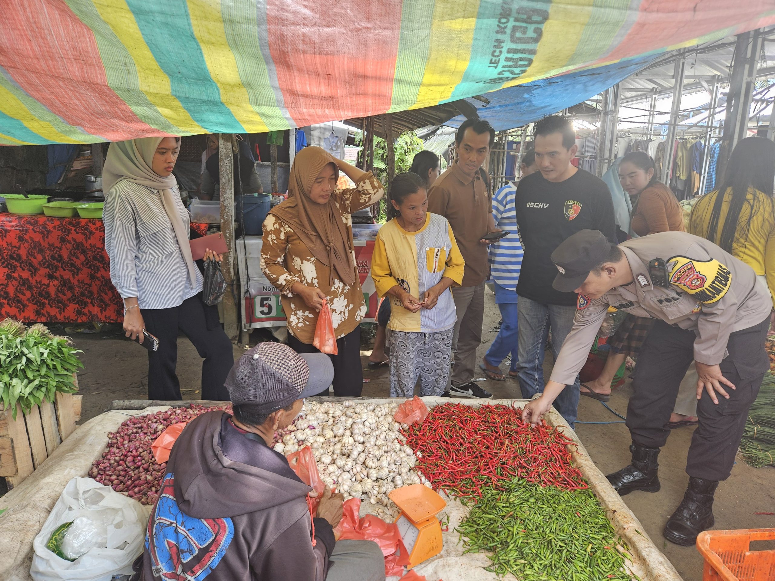 Menjelang Bulan Suci Ramadhan 1446 H, Polsek Penukal Utara Melakukan Pemantauan Terhadap ketersediaan dan Harga Bahan Pokok Penting