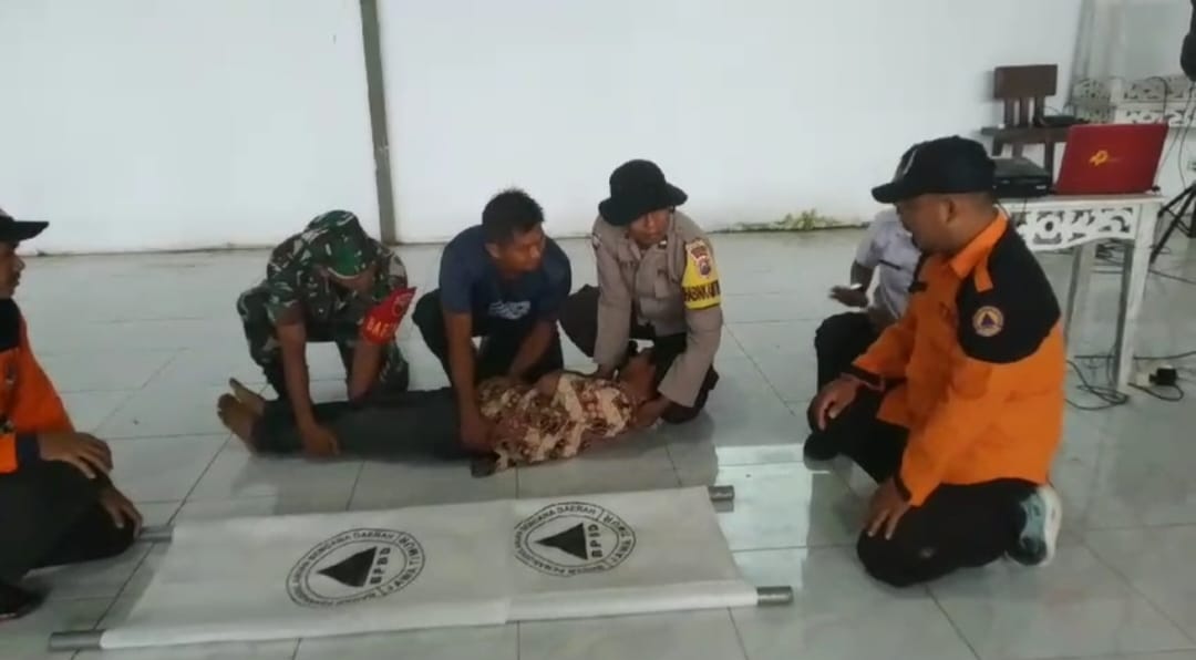 Wujudkan Masyarakat Tangguh Bencana Anggota Polres Probolinggo Inisiasi Gelar Simulasi di Daerah Rawan Banjir