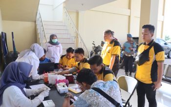 Polres PALI Menggelar kegiatan Bakti Sosial Bersih-Bersih Masjid dan Donor Darah