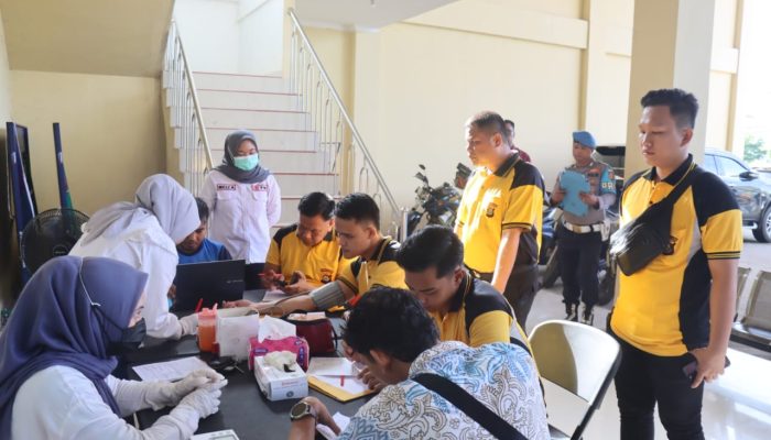 Polres PALI Menggelar kegiatan Bakti Sosial Bersih-Bersih Masjid dan Donor Darah