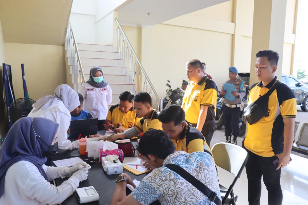 Polres PALI Menggelar kegiatan Bakti Sosial Bersih-Bersih Masjid dan Donor Darah