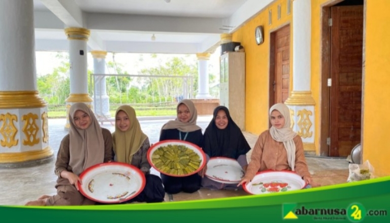 Mahasiswa KKN 223 Unimal Lestarikan Kuliner Khas Aceh, Timpan, Bersama Warga Cot Laba