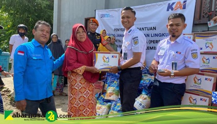 Dukung Upaya Pengentasan Kemiskinan di Sumsel, KAI Divre III Palembang Salurkan 300 Paket Sembako