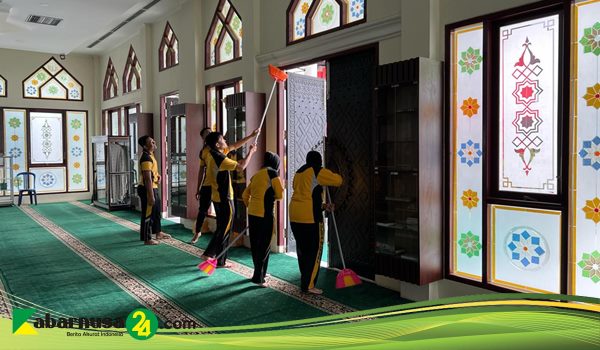 Sambut Bulan Suci Ramadhan Personel Polda Sumsel Bersih-bersih Tempat Ibadah dan Bakti sosial