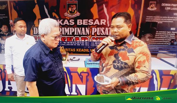 Ketua Umum Laskar NKRI saat memberikan potongan Kueh Ultah ke Sekjen DPP Laskar NKRI@Kabarnusa24.com