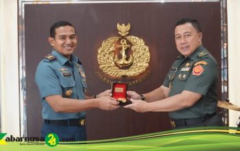 STAFF ahli Panglima Tentara Nasional Indonesia bertukar Cindera mata dengan Danlanal Palembang@Kabarnusa24.com