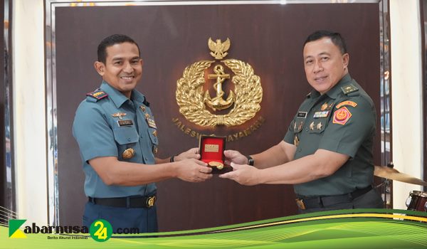 STAFF ahli Panglima Tentara Nasional Indonesia bertukar Cindera mata dengan Danlanal Palembang@Kabarnusa24.com