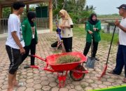 Gotong Royong Mahasiswa KKN dan Masyarakat Cut Mamplam, Wujudkan Gampong Bersih dan Nyaman