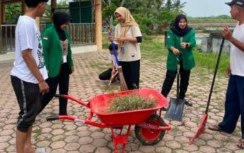 Gotong Royong Mahasiswa KKN dan Masyarakat Cut Mamplam, Wujudkan Gampong Bersih dan Nyaman