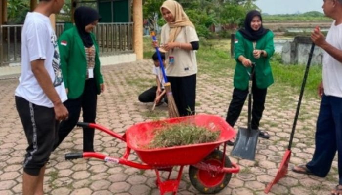 Gotong Royong Mahasiswa KKN dan Masyarakat Cut Mamplam, Wujudkan Gampong Bersih dan Nyaman
