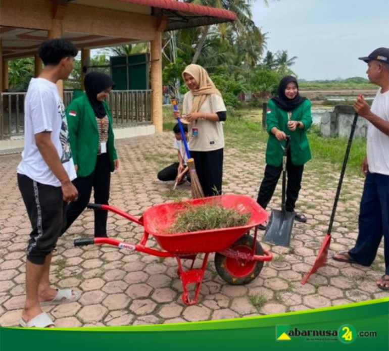 Gotong Royong Mahasiswa KKN dan Masyarakat Cut Mamplam, Wujudkan Gampong Bersih dan Nyaman