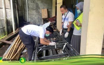 Tim Pokja Pengelolaan BMN saat menginventarisasi barang rusak@Kabarnusa24.com