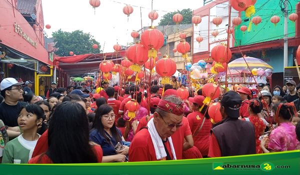 Warga Karawang saksikan Festival Budaya Cap Go Meh@Kabarnusa24.com