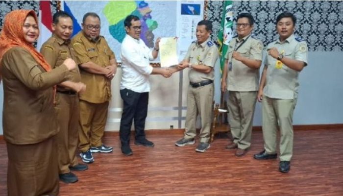 Plt Kepala Kantor Pertanahan kabupaten Aceh Tenggara Serahkan 14 Persil Sertifikat Tanah Milik Pemda