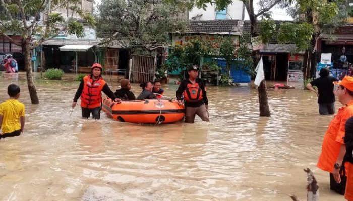 Khutbah Jumat: Menumbuhkan Empati dan Semangat Gotong-royong dalam Musibah