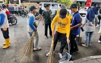 "Jumat Bersih Kecamatan Astanaanyar: Kearifan Lokal yang Wajib Dilestarikan"