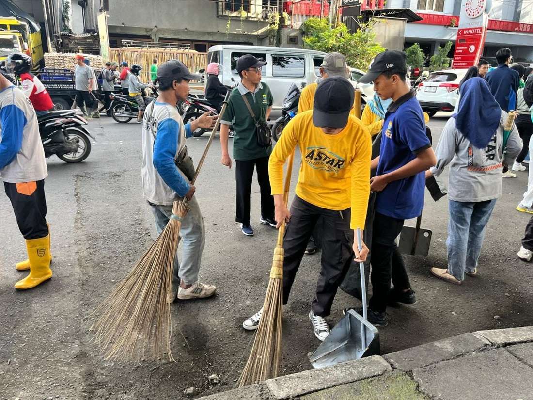 "Jumat Bersih Kecamatan Astanaanyar: Kearifan Lokal yang Wajib Dilestarikan"