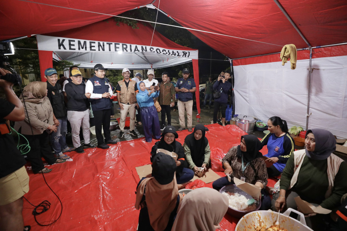 Banjir Bekasi, Mensos dan Wamensos Turun Langsung Bantu Korban Banjir