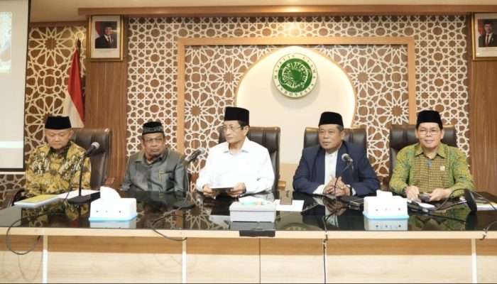 Menag Nasaruddin Umar Silaturahim ke MUI, Serahkan Bantuan Rp 3 Miliar