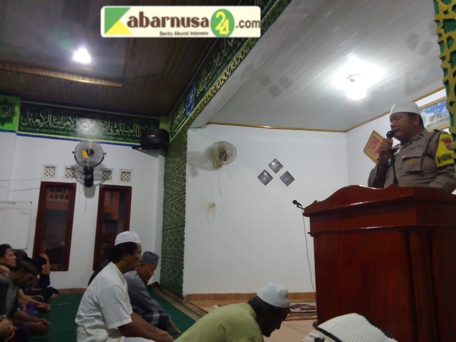 Sholat Tarawih Dengan Warga, Bhabinkamtibmas Polsek Sungkai Selatan Beri Himbauan Kamtibmas