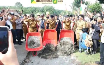 Bupati Lampung Utara  Dr, Ir , H, Hamartoni  Ahadis,M,Si, Hadiri  Groundbreaking Perbaikan Jalan  Bersama Gubernur Lampung