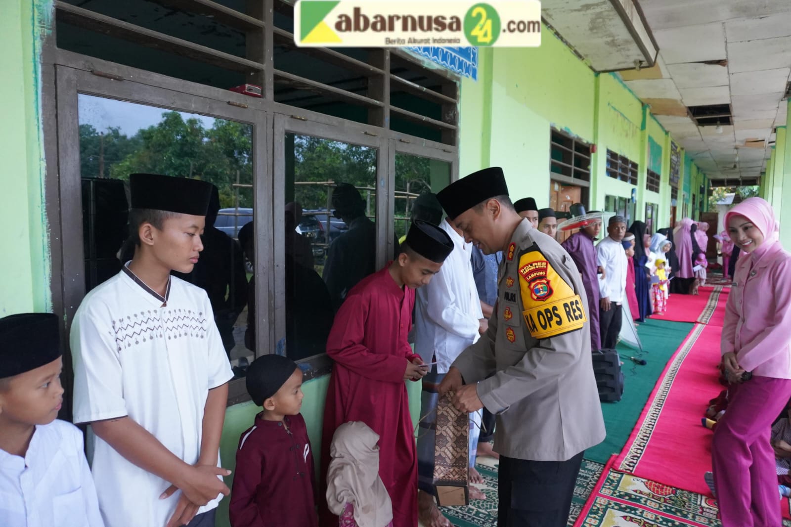 Ramadan Berbagi, Kapolres Bersama Ketua Bhayangkari Cabang Lampung Utara Sanuni Anak Yatim