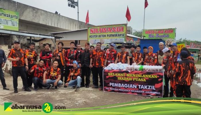 Menjelang Berbuka Puasa Anggota PAC PP Kecamatan Jakabaring Bagi-Bagi Takjil