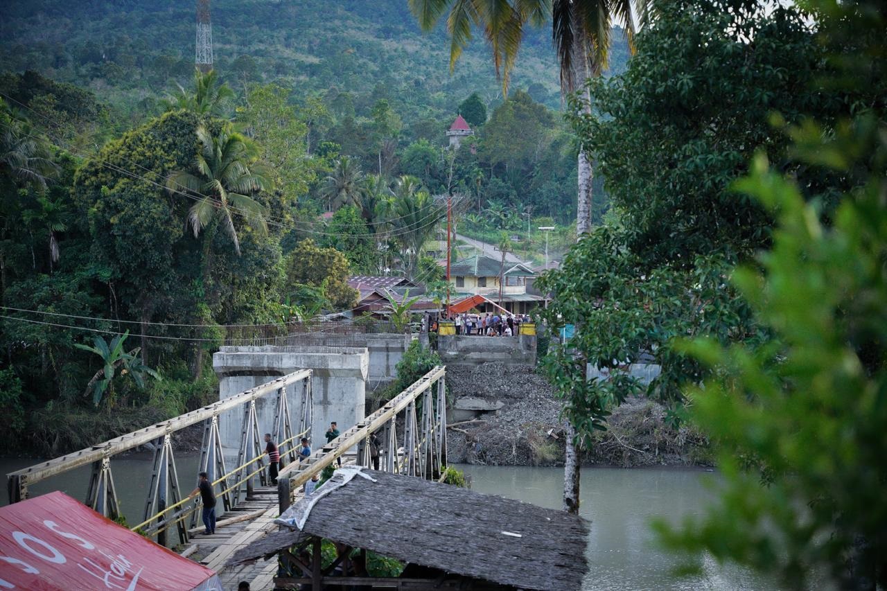 Tinjau Jembatan Ambruk di Nias Barat, Gubernur Sumut Bobby Nasution Pastikan Dibangun Tahun Ini