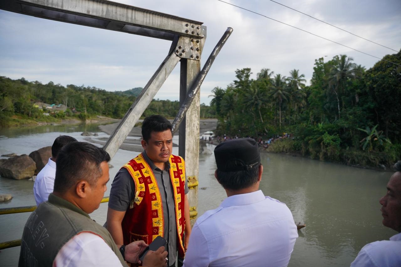 Tinjau Jembatan Ambruk di Nias Barat, Gubernur Sumut Bobby Nasution Pastikan Dibangun Tahun Ini