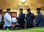 Bupati Garut saat berikan bantuan dalam Safari Ramadan@Kabarnusa24.com