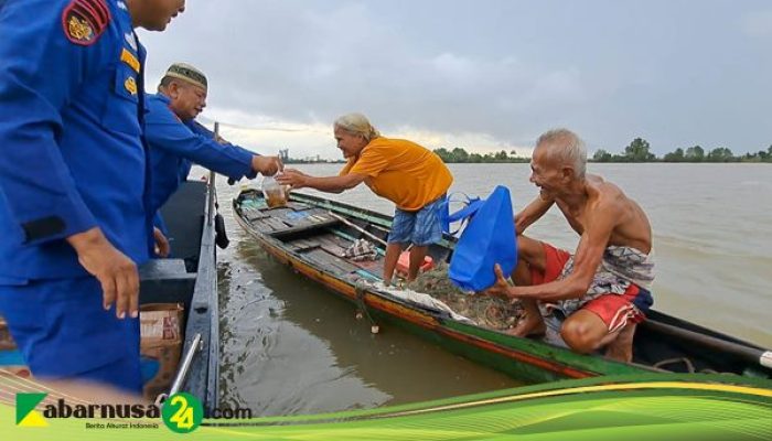 Ditpolairud Polda Sumsel Berbagi Kebahagiaan Ramadan Bersama Masyarakat Nelayan