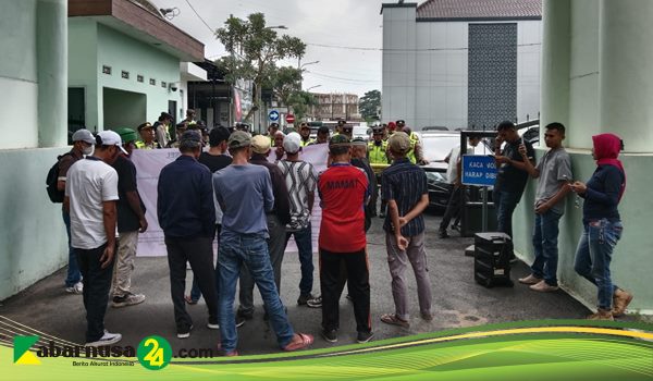 FPGSS saat datangi kantor Kejaksaan Negeri (Kejari) Kota Palembang@Kabaranusa24.com