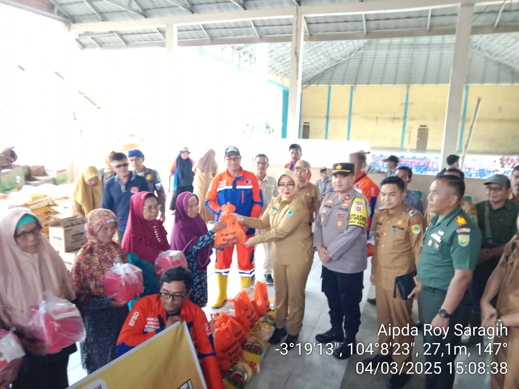 Pemkab PALI Salurkan Bantuan untuk Korban Banjir di Desa Curup, Aparat Pastikan Keamanan dan Ketepatan Distribusi