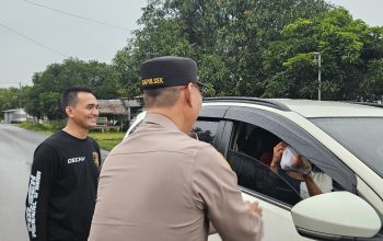 Polsek Penukal Utara Menggelar Aksi Sosial Dengan Membagikan Takjil Gratis Kepada Masyarakat.