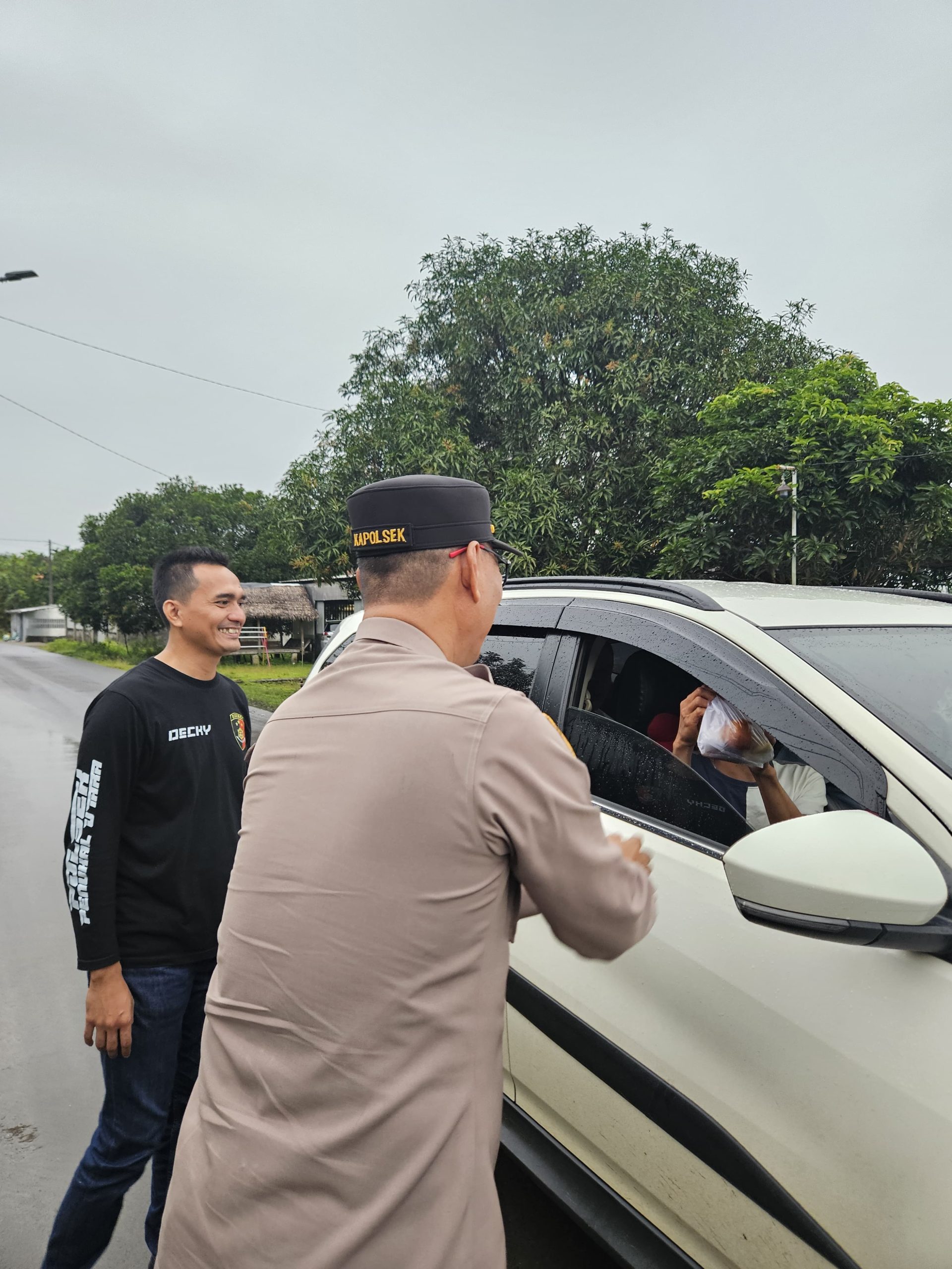 Polsek Penukal Utara Menggelar Aksi Sosial Dengan Membagikan Takjil Gratis Kepada Masyarakat.