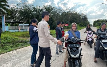 Polsek Penukal Abab Menunjukkan kepedulian Terhadap Masyarakat Dengan Membagikan Takjil Gratis