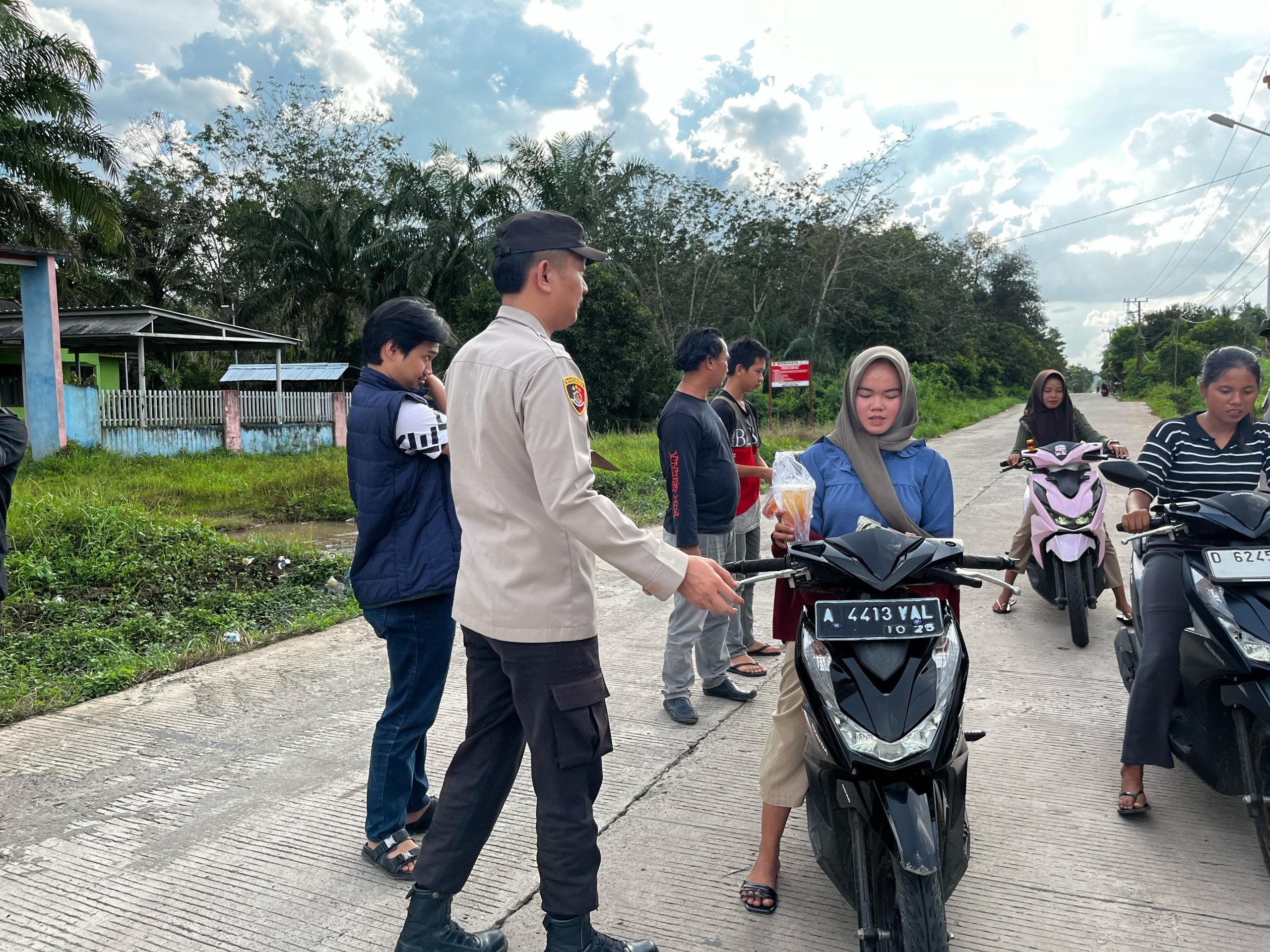 Polsek Penukal Abab Menunjukkan kepedulian Terhadap Masyarakat Dengan Membagikan Takjil Gratis