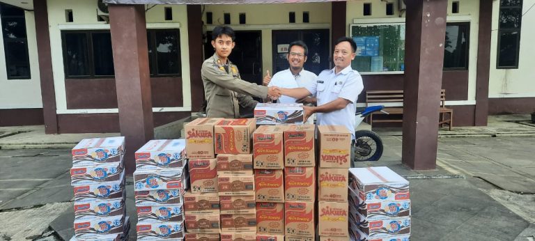 Dinas Koperasi UKM Kabupaten Bekasi Salurkan Bantuan Kepada Warga Cibarusah Terdampak Banjir