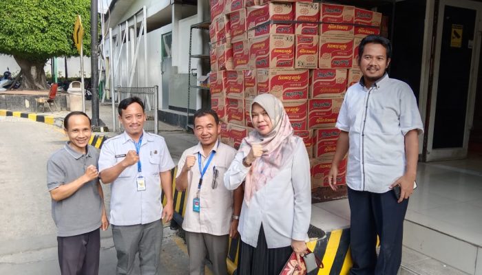 Dinas Koperasi UKM Kabupaten Bekasi Salurkan Bantuan Kepada Warga Cibarusah Terdampak Banjir