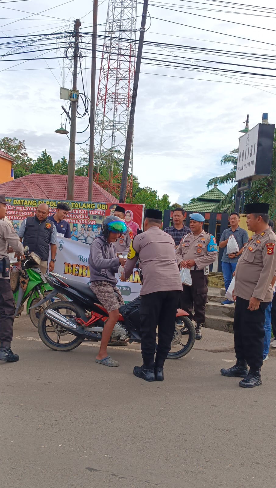 Polsek Talang Ubi Menggelar kegiatan Ramadhan Barokah Berbagi Takjil