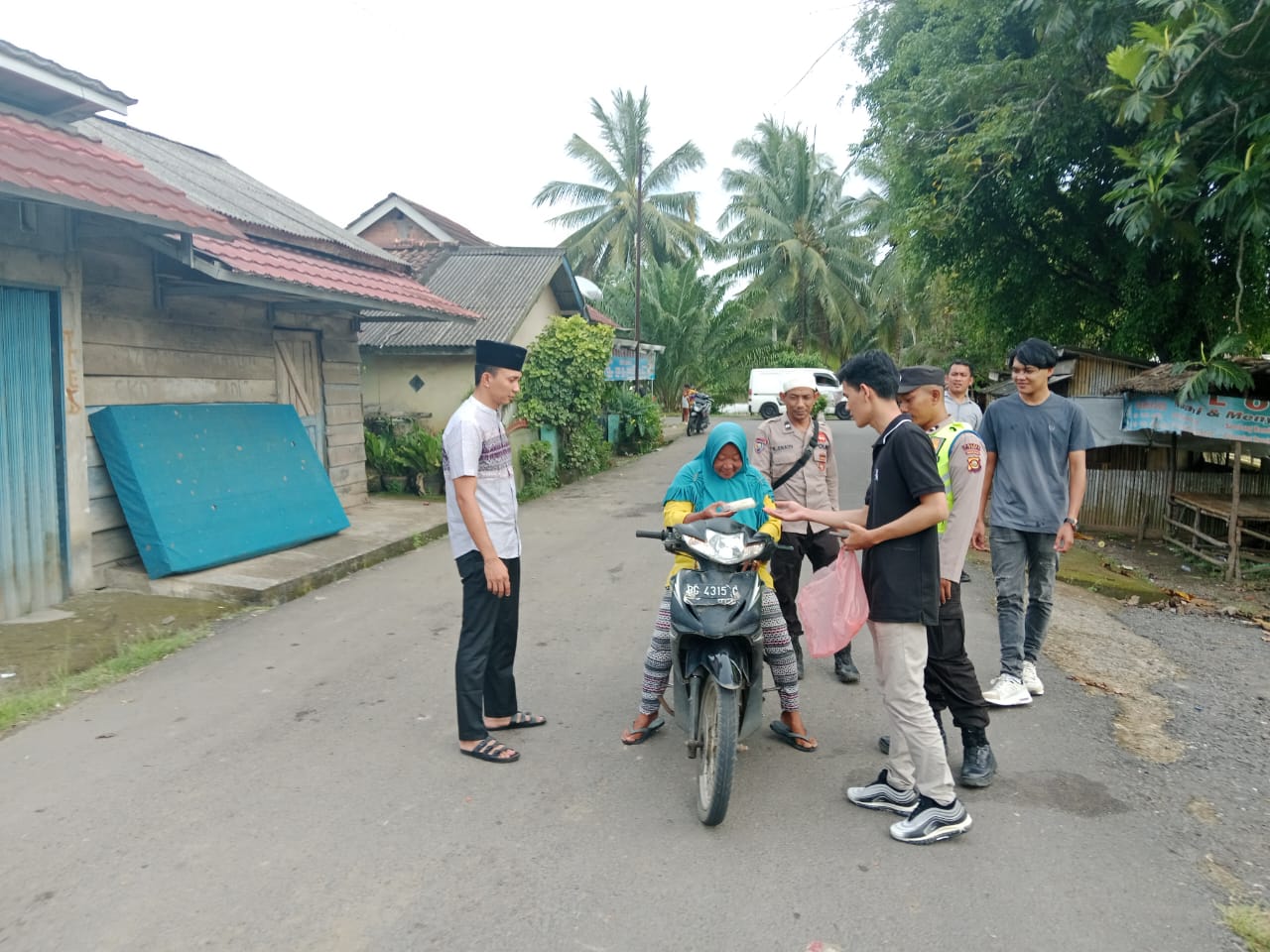 Polsek Tanah Abang Bagikan Takjil Ramadan, Perkuat Ikatan Sosial Masyarakat