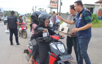 Satresnarkoba Polres PALI Bagikan Takjil Ramadan: Membangun Kedekatan Dengan Masyarakat 