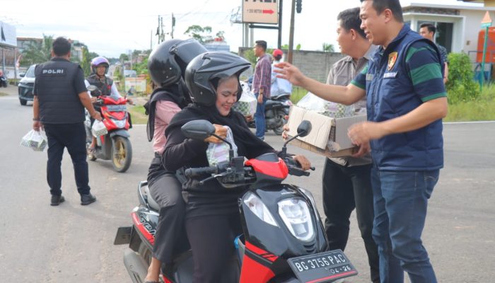 Satresnarkoba Polres PALI Bagikan Takjil Ramadan: Membangun Kedekatan Dengan Masyarakat 