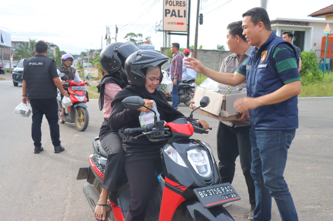 Satresnarkoba Polres PALI Bagikan Takjil Ramadan: Membangun Kedekatan Dengan Masyarakat 