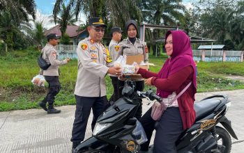 Polsek Penukal Abab Bagikan Takjil Gratis, Wujud Kepedulian di Bulan Suci Ramadhan