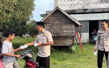 Polsek Penukal Utara Berbagi Takjil, Perkuat Sinergi Polri dan Masyarakat di Bulan Ramadan