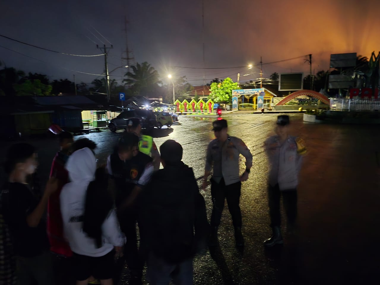 PATROLI SUBUH POLSEK TALANG UBI: UPAYA TEGAKKAN KETERTIBAN DAN AMANKAN WILAYAH DARI KENAKALAN REMAJA