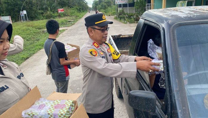 Polsek Penukal Abab Gelar “Ramadhan Barokah Berbagi Takjil”, Wujud Kepedulian Polri kepada Masyarakat