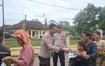 Polsek Tanah Abang Bagikan Takjil, Wujud Kepedulian Polri di Bulan Ramadan