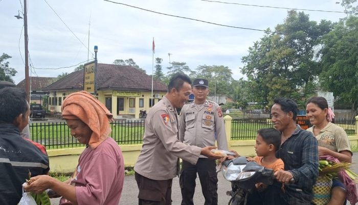 Polsek Tanah Abang Bagikan Takjil, Wujud Kepedulian Polri di Bulan Ramadan